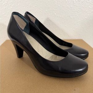 Giani Bernini Classic Black Pumps Almond Toe cushioned foot bed Comfortable